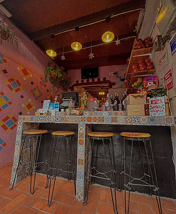 Barra de azulejo de talavera con bancos altos en La Valentina, Coyoacán
