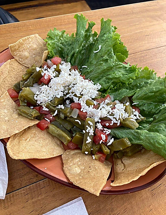 Ensalada de nopales con jitomate y queso fresco
