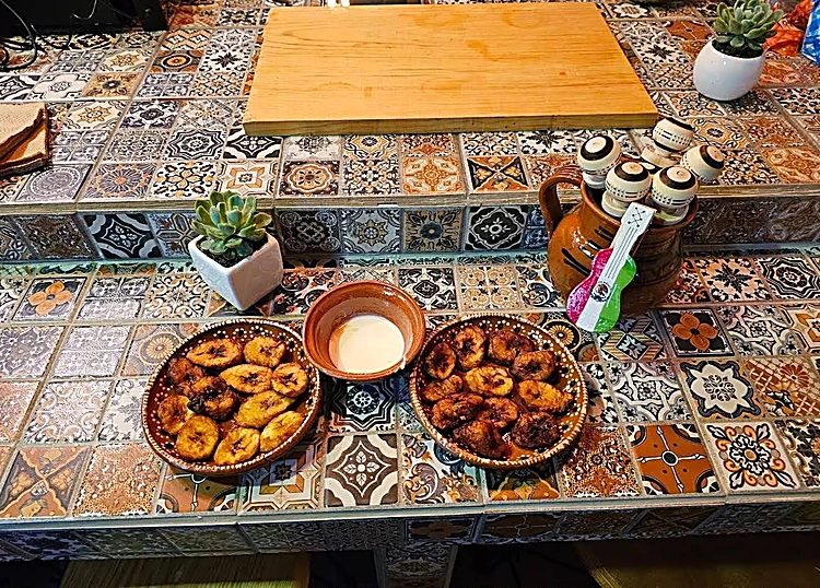 Plátanos fritos servidos en cazuela de barro