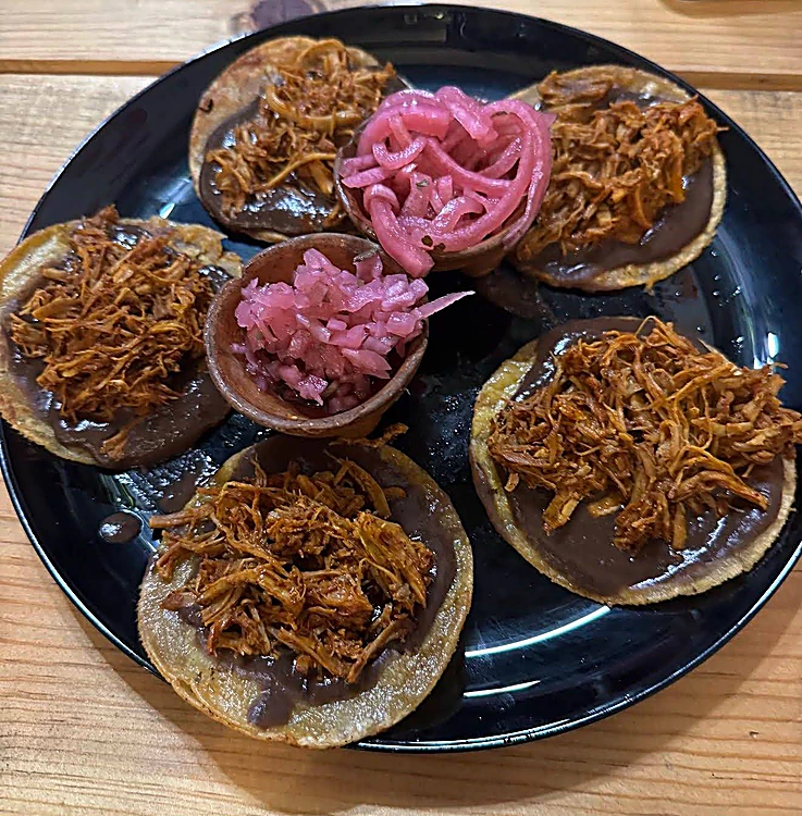 Tostadas de cochinita pibil con cebolla morada